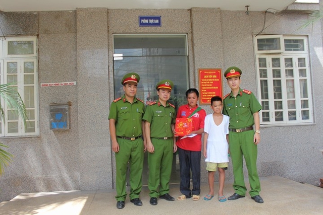 Hai bố con ông Đóng chụp ảnh lưu niệm với tổ công tác đã tìm thấy cháu Giá trước khi trở về Sơn La.