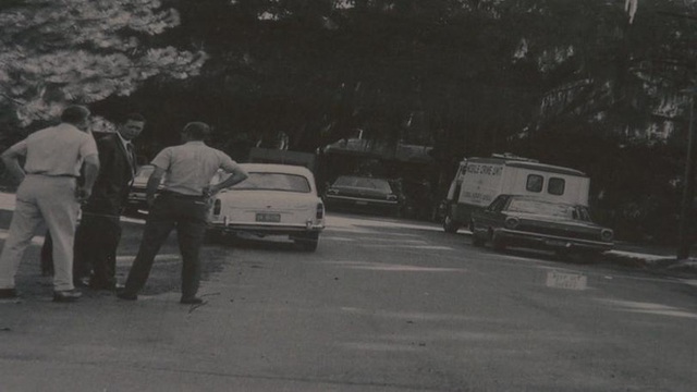 
Cảnh s&aacute;t c&oacute; mặt tại hiện trường vụ &aacute;n nh&agrave; Sims xảy ra v&agrave;o ng&agrave;y 22/10/1966.
