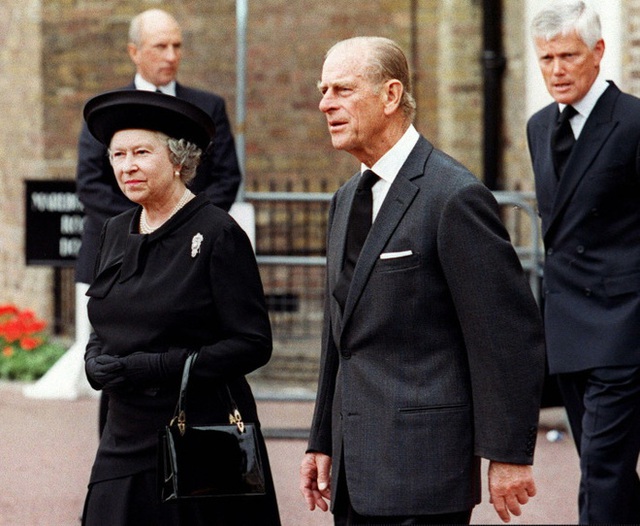 
Nữ hoàng Elizabeth và Hoàng thân Phillip cũng không mấy khi thể hiện tình cảm chốn đông người.
