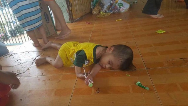 Cảnh sinh hoạt thiếu điều kiện vệ sinh, c&aacute;c b&eacute; ngủ ngay dưới s&agrave;n nh&agrave;.
