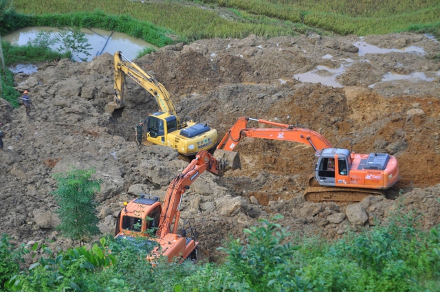 M&aacute;y x&uacute;c được huy động để t&igrave;m kiếm thi thể nạn nh&acirc;n.
