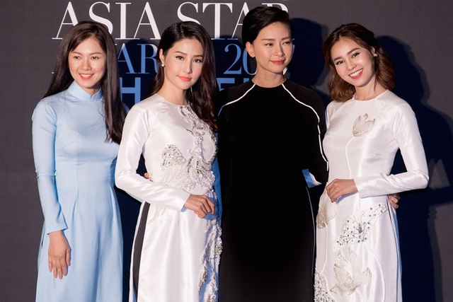 Trong ngày thứ hai ở Busan, dàn diễn viên Cô Ba Sài Gòn tiếp tục xuất hiện với trang phục áo dài. Từ phải qua: Lan Ngọc, Ngô Thanh Vân, Diễm My, Oanh Kiều.