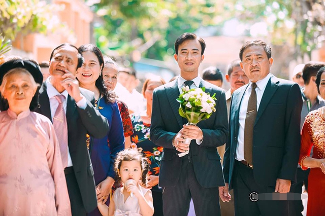 
Quốc Đam bảnh bao với vest, cười kh&ocirc;ng ngớt khi c&ugrave;ng bố xuất hiện ở nh&agrave; g&aacute;i.
