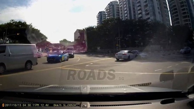 
Chiếc &ocirc; t&ocirc; kh&ocirc;ng biết từ đ&acirc;u lao tới v&agrave; g&acirc;y tai nạn.
