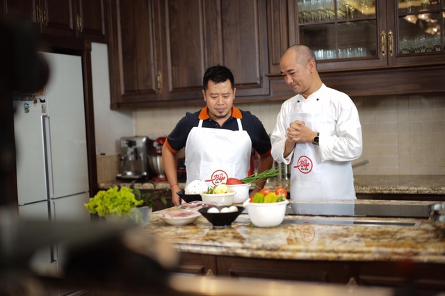 Đầu bếp Phạm Tuấn Hải đang hướng dẫn khách mời tham gia chương trình Vào bếp khó gì