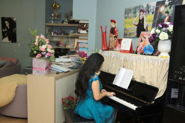 Ở phòng khách chật hẹp, nữ ca sĩ vẫn dành diện tích cho cây đàn piano. Hàng ngày chị vẫn luyện tập bằng cây đàn này.