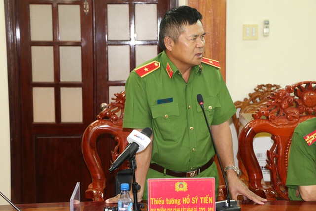 
Thiếu tướng Hồ Sỹ Tiến cung cấp thông tin cho báo chí

