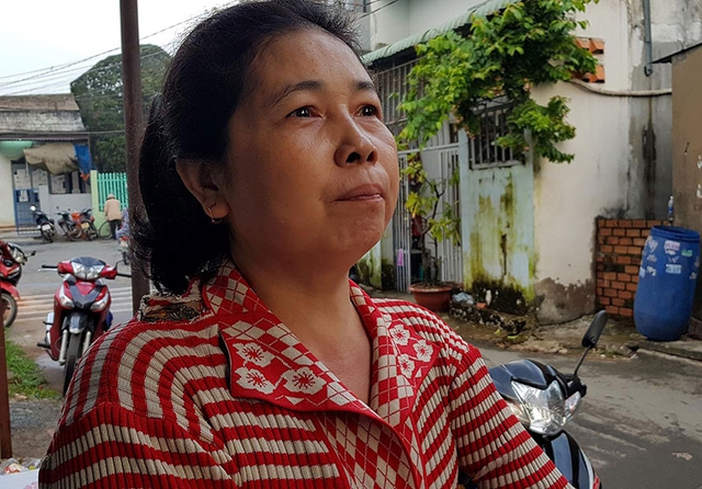 B&agrave; Nguyễn Ngọc Đỏ rơm rớm nước mắt kể lại sự việc.