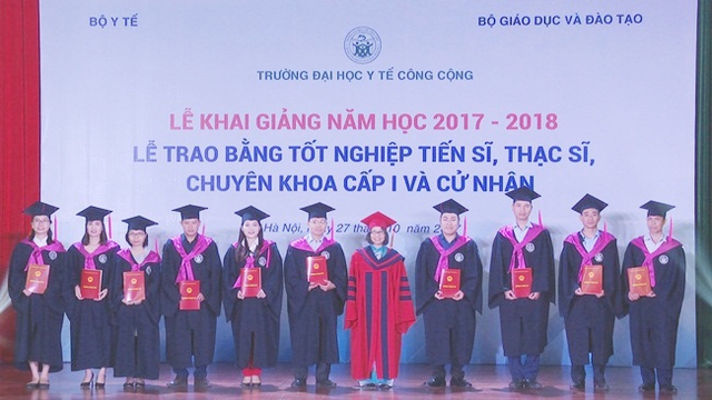 GS.TS. Bùi Thị Thu Hà, Hiệu trưởng Đại học Y tế công cộng trao bằng tốt nghiệp tại buổi lễ.