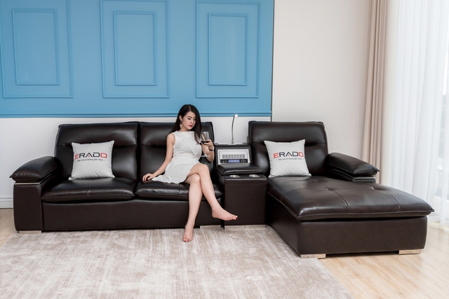 
Bộ sofa tích hợp công nghệ “ion hóa” thanh lọc không khí kết hợp với tiện ích sạc pin, đèn chiếu đọc sách, sạc pin điện thoại, hộc để đồ và ly đựng nước đến từ nội thất ERADO.
