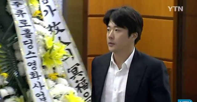 Kwon Sang Woo đến viếng muộn.