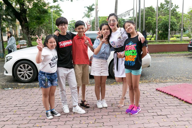 Hương Tràm và Tiên Cookie vui vẻ bên học trò tại The Voice Kids tại một buổi tập.