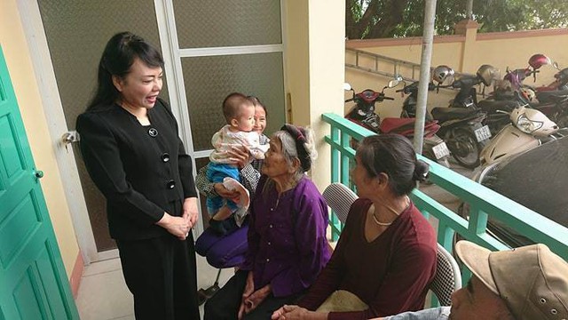 Bộ trưởng Bộ Y tế hỏi thăm người dân đang chờ khám bệnh tại trạm y tế Chí Kiên- huyện Thanh Ba