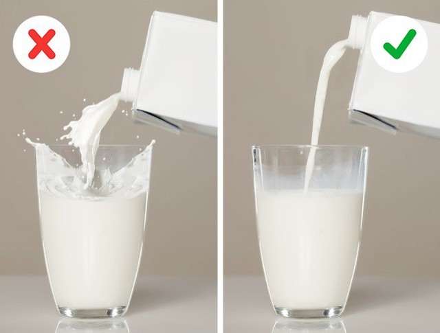 Nhiều người cho rằng để miệng hộp sữa gần miệng cốc, rót nhanh thì sẽ không bị đổ ra ngoài nhưng thực tế bạn phải giơ cao hộp sữa lên một chút, rót nhẹ nhàng.