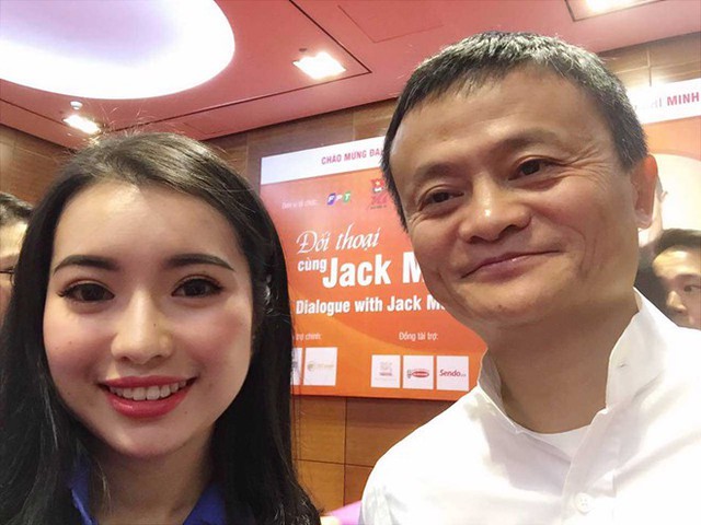 Khánh Linh chụp ảnh selfie với tỷ phú Jack Ma sau chương trình giao lưu. Ảnh: NVCC.