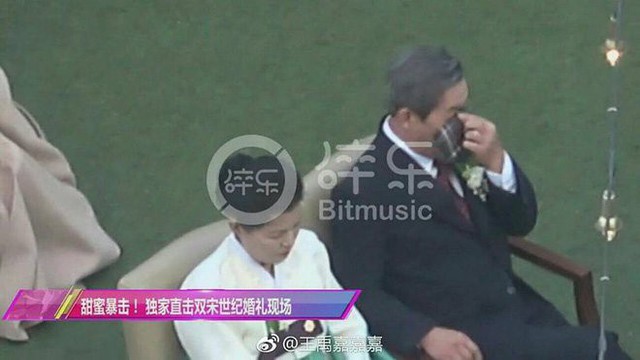 Khoảnh khắc yếu l&ograve;ng của người đ&agrave;n &ocirc;ng mạnh mẽ khiến nhiều người rung động.