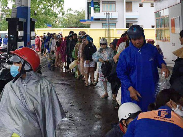 
Người dân thành phố Tuy Hòa (Phú Yên) xếp hàng dài chờ mua dầu đèn
