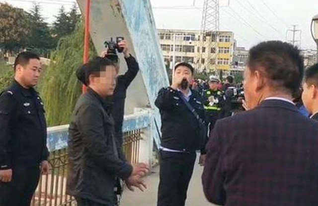 Cảnh s&aacute;t c&oacute; mặt tại cầu B&igrave;nh Đỉnh Sơn để xử l&yacute; vụ việc.