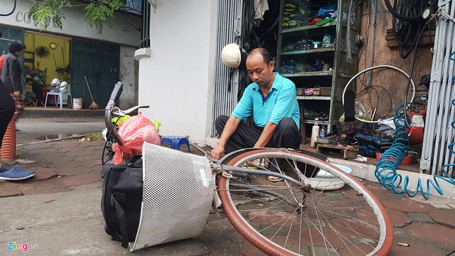 Gia đ&igrave;nh &ocirc;ng Phạm Văn Thu (50 tuổi) hai đời sửa xe tại đầu phố Nguyễn Đ&igrave;nh Ho&agrave;n (Cầu Giấy). &Ocirc;ng Thu cho biết mấy h&ocirc;m nay c&oacute; nghe tivi, b&aacute;o đ&agrave;i n&oacute;i về việc sẽ c&oacute; đường mang t&ecirc;n nh&agrave; tư sản Trịnh Văn B&ocirc;. T&ocirc;i ủng hộ việc H&agrave; Nội đặt t&ecirc;n phố nh&agrave; tư sản ấy. Việc l&agrave;m của vợ chồng &ocirc;ng Trịnh Văn B&ocirc; cần phải được lưu v&agrave;o sử s&aacute;ch, &ocirc;ng Thu n&oacute;i.