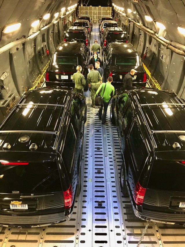 M&aacute;y bay vận chuyển d&agrave;n xe trong chuyến thăm ch&acirc;u &Aacute; của &ocirc;ng Trump. Ảnh: US Secret Service.