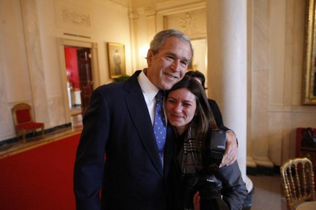 Shealah chụp cùng cựu Tổng thống Bush năm 2009.