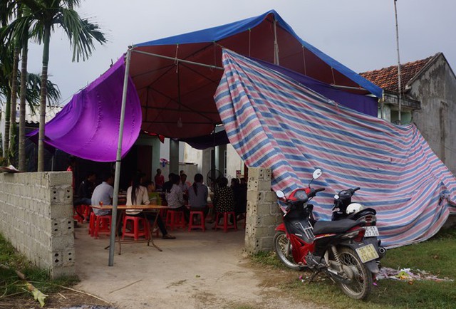 Gia đ&igrave;nh lo hậu sự cho nạn nh&acirc;n. Ảnh: Nguyễn Dương.