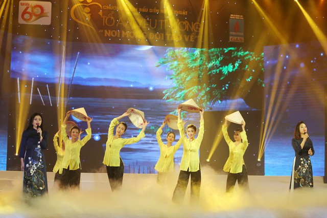 Chính vì vậy, mẹ của hai cô gái đã không bỏ lỡ buổi diễn đặc biệt của hai con, bà tiếp tục tháp tùng hai con gái cưng lo chuyện hậu trường và xem các con biểu diễn.