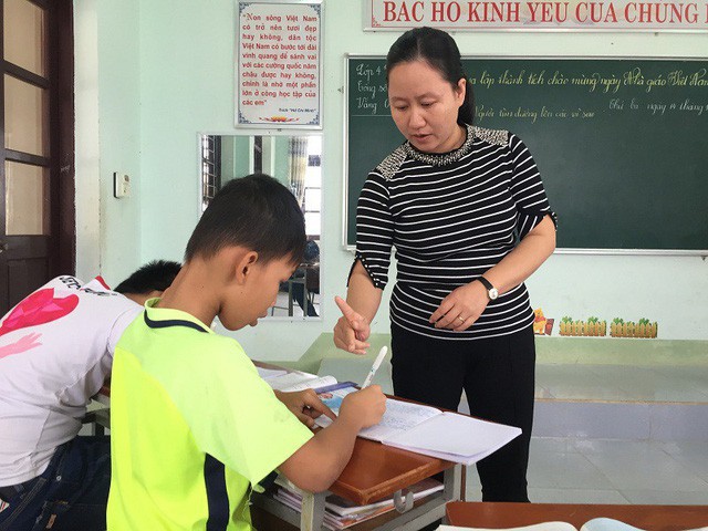 Để hiểu các em, cô Dung còn học các ngôn ngữ ký hiệu từ học trò