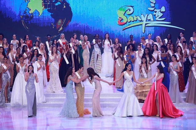 
Đỗ Mỹ Linh và người đẹp Ấn Độ chúc mừng nhau khi cùng giành giải Hoa hậu Nhân ái.
