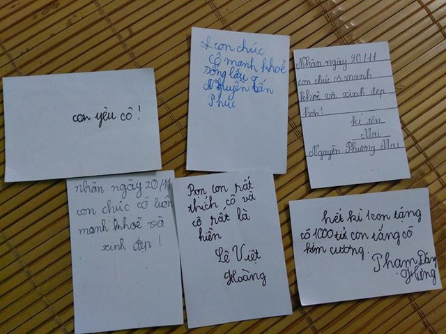 Một giáo viên trẻ không quên chụp lại những tấm thiệp ngộ nghĩnh nhận được từ học trò của mình trong ngày 20/11. Nữ giáo viên này tiết lộ cô mới 21 tuổi, được học sinh của mình chúc sống lâu. Ảnh: Hoa Vũ. 