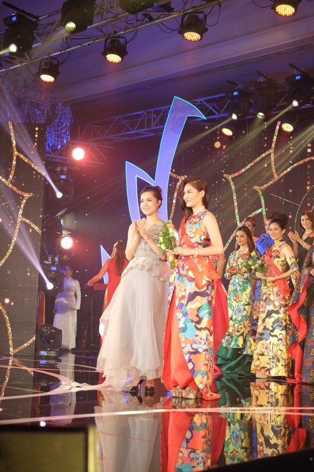 Thí sinh Trần Thanh Huyền (SBD 248) đạt giải Miss Á Đông do nhãn hàng Dạ hương trao tặng