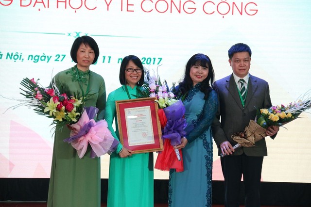 
GS.TS Bùi Thị Thu Hà - Hiệu trưởng Trường ĐHYTCC nhận Quyết định
