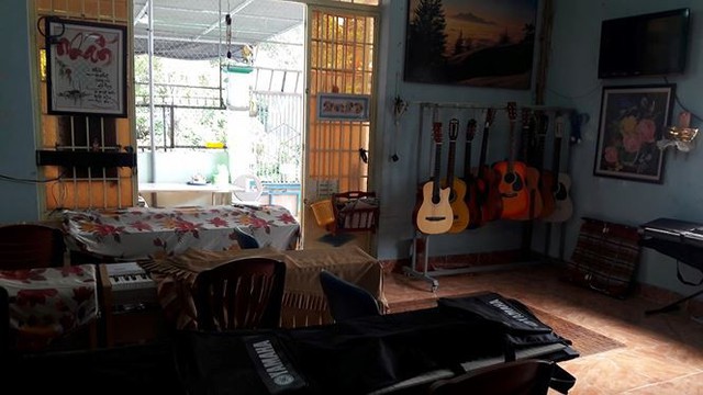 Vừa bước vào trong nhà là phòng học nhạc với những nhạc cụ như organ, guitar...