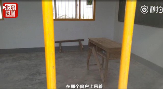 Trong ph&ograve;ng học chỉ c&oacute; mỗi 1 chiếc ghế d&agrave;i được đặt dưới cửa sổ nơi b&eacute; trai gặp nạn.