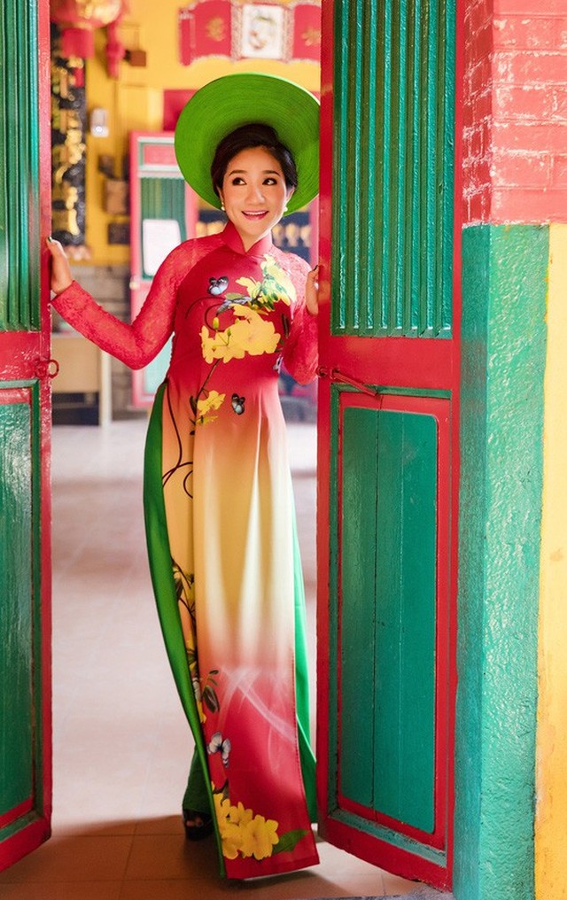 Cát Tường duyên dáng trong tà áo dài con gái Huế