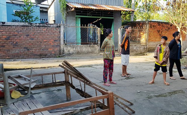
Nhiều người ở ấp Trương Hiền, xã Thạnh Trị (Thạnh Trị, Sóc Trăng) đến dọn dẹp căn nhà bỏ hoang để chuẩn bị lo hậu sự cho anh Tú. Ảnh: Việt Tường.
