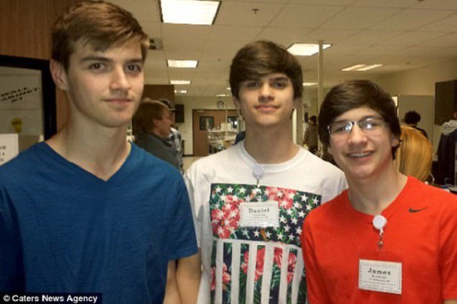 Ba người con trai của &ocirc;ng Dennis Kowalski l&agrave; Jacob, 19 tuổi, Danny, 17 tuổi, James 16 tuổi (từ tr&aacute;i qua phải)