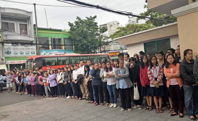 
Nhiều phụ huynh, học sinh nghẹn ng&agrave;o bật kh&oacute;c khi xe quan đưa thầy v&agrave;o thăm trường lần cuối
