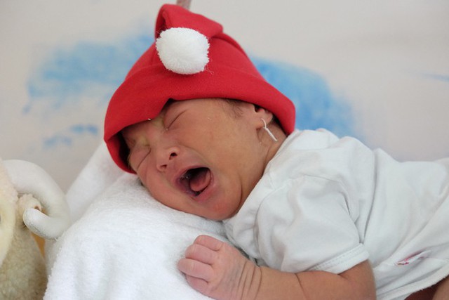 C&aacute;c b&aacute;c sĩ cố gọi theo số điện thoại của mẹ b&eacute; để lại, song người mẹ 23 tuổi qu&ecirc; ở Ki&ecirc;n Giang đ&atilde; kh&ocirc;ng nghe m&aacute;y.