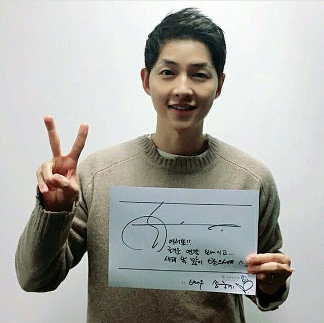 Song Joong Ki gửi lời chúc mừng Giáng sinh và năm mới tới mọi người.