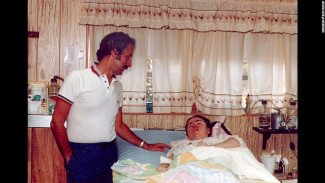 B&aacute;c sĩ Chaykin đ&atilde; chăm s&oacute;c miễn ph&iacute; cho Edwarda suốt nhiều thập kỉ. (Ảnh: CNN)