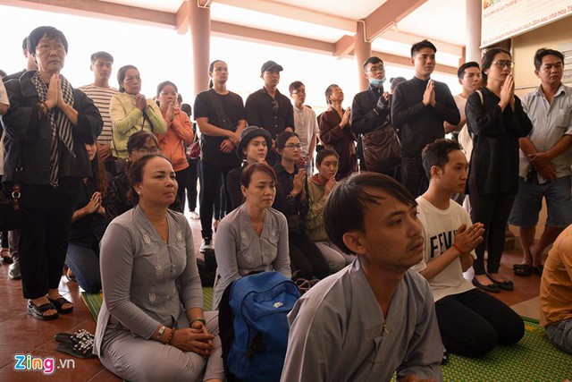 Đưa tiễn Thiên Lộc về nơi an nghỉ cuối cùng có mẹ, anh trai, em gái anh cùng người thân và một số bạn bè thân thiết.