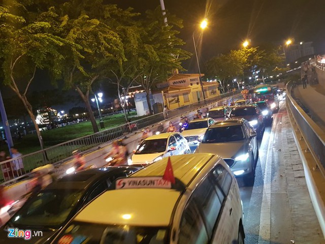 Quảng trường Đ&ocirc;ng Kinh Nghĩa Thục b&ecirc;n hồ Ho&agrave;n Kiếm (H&agrave; Nội) l&uacute;c 20h kh&ocirc;ng c&ograve;n chỗ trống. Ảnh: Tiến Tuấn - Quỳnh Trang.