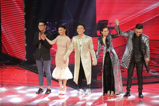 
Các thí sinh chào khán giả trước khi MC công bố kết quả cuối cùng. Với sự đăng quang của Ali Hoàng Dương, 4 thí sinh còn lại bao gồm Hiền Hồ, Anh Tú, Hiền Mai và Ngô Anh Đạt nhận giải nhì đồng hạng.
