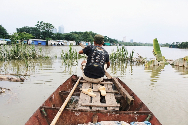 Phương tiện di chuyển của người dân ngày nước lũ dâng cao chủ yếu là thuyền, bè nổi trên thùng phuy.