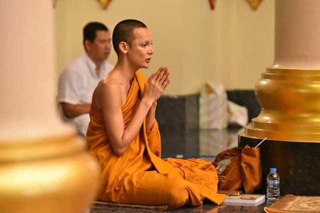Trong 4 năm tu h&agrave;nh, sư thầy Sonwi sống ẩn dật tại ch&ugrave;a. Mỗi ng&agrave;y, sư thầy dậy từ 5h s&aacute;ng để tụng Kinh v&agrave; truyền đạt gi&aacute;o l&yacute; nh&agrave; Phật với ch&uacute;ng phật tử. Cũng như c&aacute;c tăng sư kh&aacute;c, t&ocirc;i cũng hay xuống n&uacute;i xin từ thiện. Đ&atilde; kh&ocirc;ng c&ograve;n ai nhận ra t&ocirc;i. Ở nơi đ&acirc;y, mọi người đều gọi t&ocirc;i l&agrave; sư thầy Sonwi, Sonwi trả lời phỏng vấn Sanook mới đ&acirc;y. Ng&ocirc;i sao chuyển giới một thời c&oacute; sử dụng mạng x&atilde; hội, vẫn thường xuy&ecirc;n chia sẻ ảnh nay đ&acirc;y, mai đ&oacute; c&ugrave;ng thầy ch&ugrave;a.