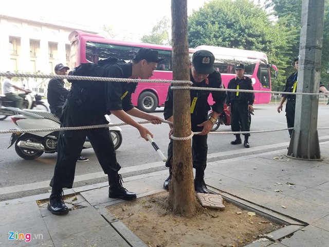 Lực lượng cảnh sát cơ động chăng dây và cấm phương tiện đi lại ở khu vực trung tâm Hà Nội.