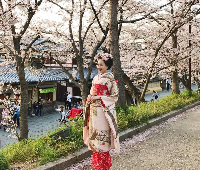 
Nàng dâu nhà đại gia biến hóa đầy ấn tượng trong bộ kimono xứ Phù Tang.
