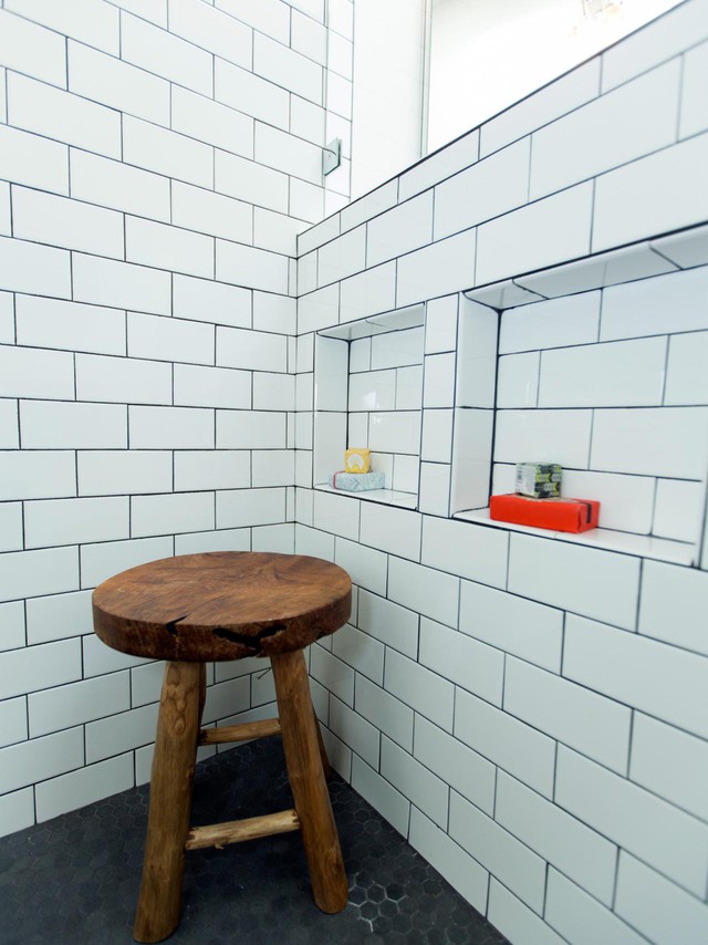Ngoài ra, trong khu vực tắm, các bức tường đều có các hố lõm có thể dùng để trữ dầu gội, sữa tắm rất tiện ích.