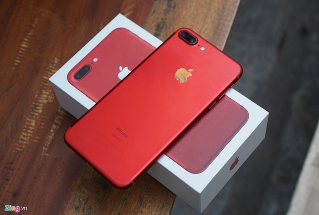 
iPhone 7 và 7 Plus màu đỏ hiện có giá bán cao hơn 4-5 triệu đồng so với các màu còn lại (hàng xách tay). 
